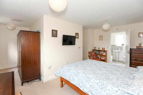 28 Hutton Close, Hilperton, Trowbridge, BA14 7WW