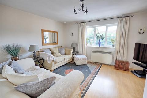 3 bedroom apartment for sale, Plomer Avenue, Hoddesdon EN11
