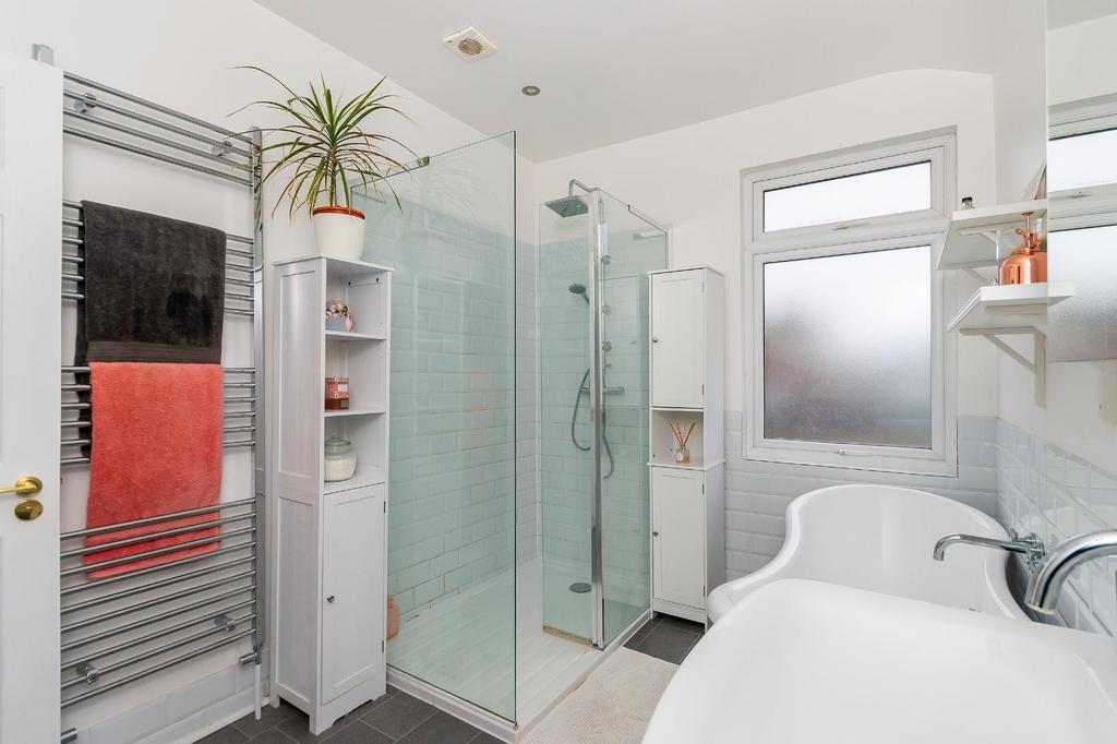 1 G5 SBR - Bathroom B.jpg
