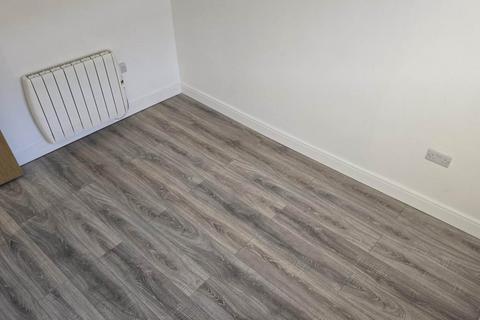 2 bedroom flat to rent, Halliwell Road, Bolton