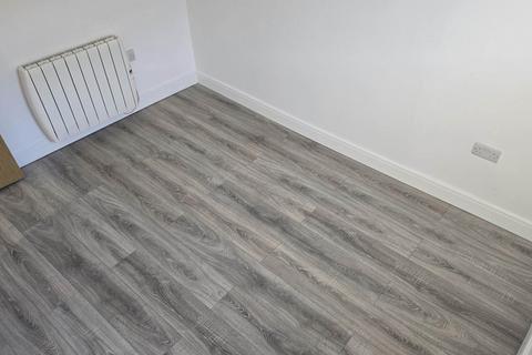 2 bedroom flat to rent, Halliwell Road, Bolton