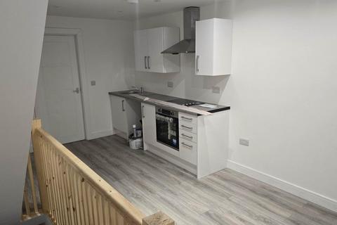 2 bedroom flat to rent, Halliwell Road, Bolton