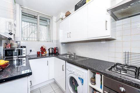 Studio to rent, Kendal Street, London