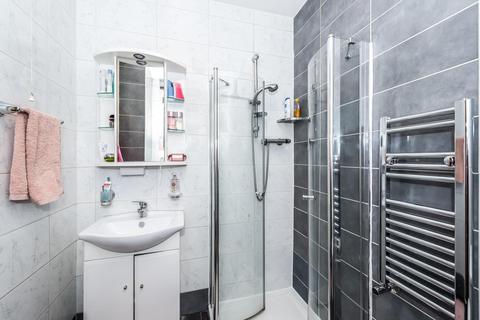 Studio to rent, Kendal Street, London
