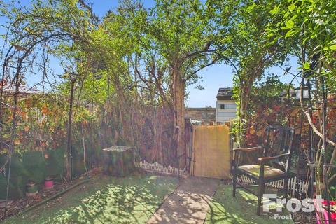 16 Shellfield Close, Staines, TW19 6BX