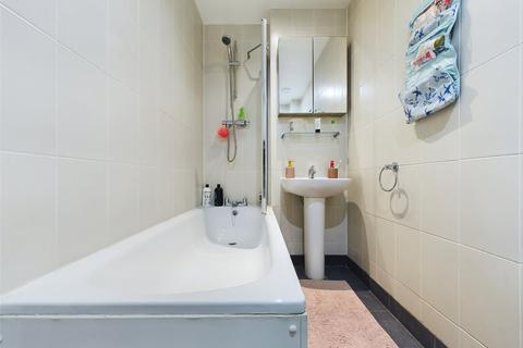2 bedroom flat to rent, Maxwell Road, Romford RM7