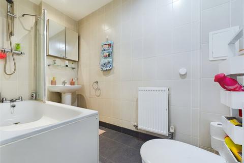 2 bedroom flat to rent, Maxwell Road, Romford RM7