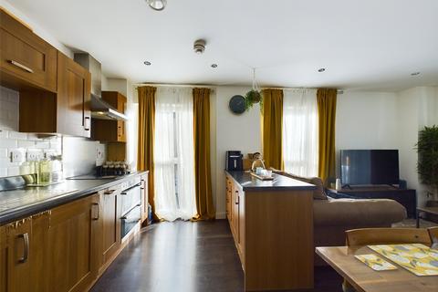 2 bedroom flat to rent, Maxwell Road, Romford RM7