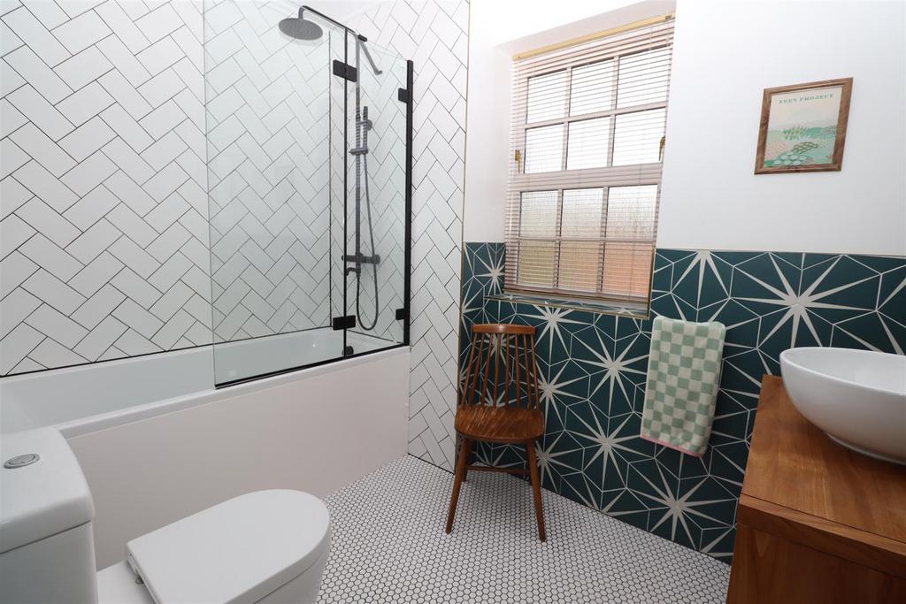 Family Bathroom (Second Floor)