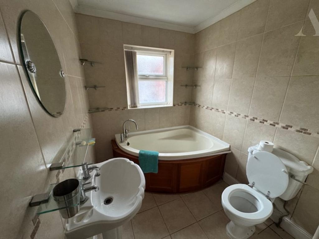7 crossfield Road bathrom