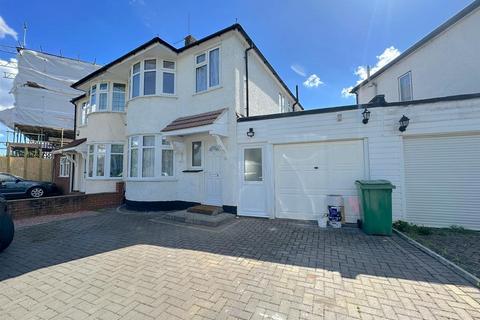 3 bedroom terraced house to rent, Harvey Road, Hounslow TW4
