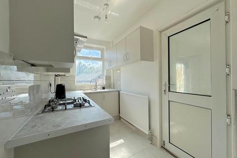3 bedroom terraced house to rent, Harvey Road, Hounslow TW4