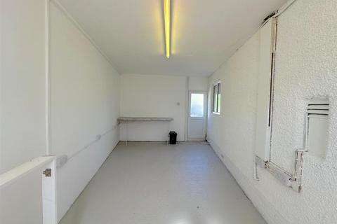 3 bedroom terraced house to rent, Harvey Road, Hounslow TW4