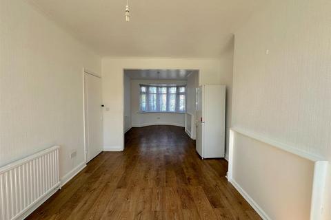 3 bedroom terraced house to rent, Harvey Road, Hounslow TW4