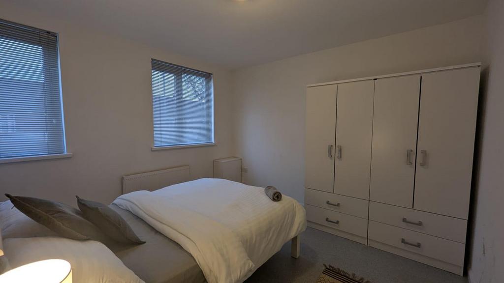 Bedroom 1 pic 3.jpg
