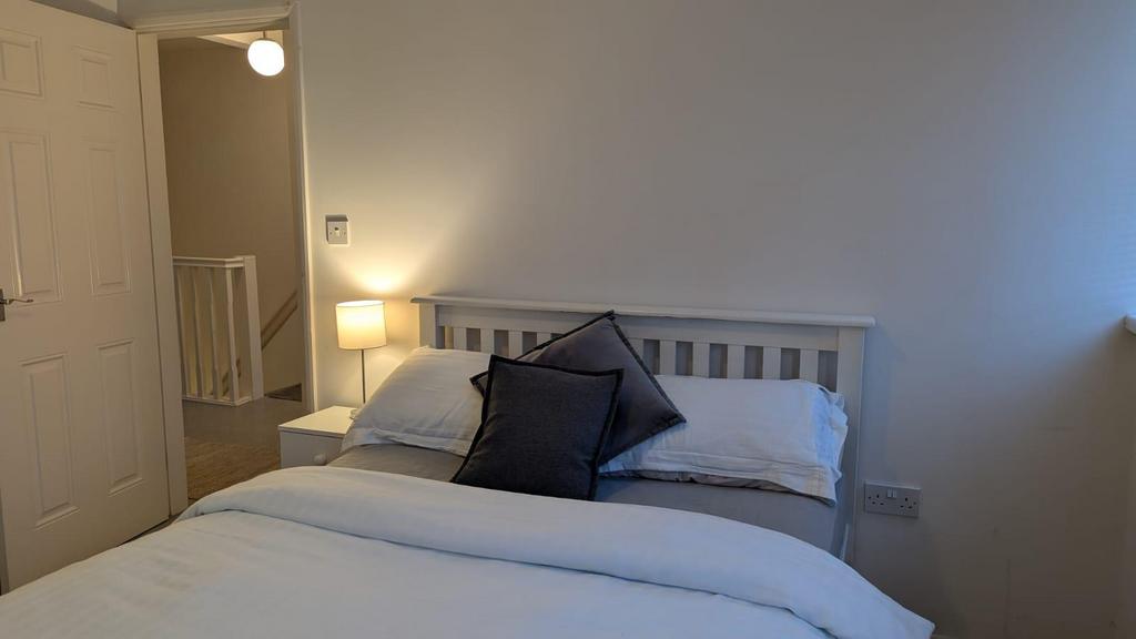Bedroom 1 pic 2.jpg