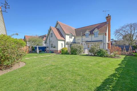 Highbury Braintree Road, Felsted, Dunmow, CM6 3DR