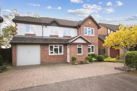 5 Dexter Drive, East Grinstead, RH19 4SU