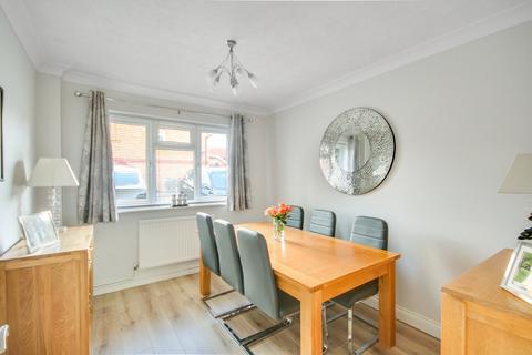 5 Dexter Drive, East Grinstead, RH19 4SU