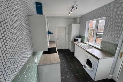 4 bedroom end of terrace house to rent, Enderley Street, Newcastle-under-Lyme, ST5