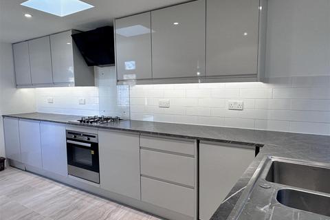 4 bedroom semi-detached house to rent, Harford Road, London E4