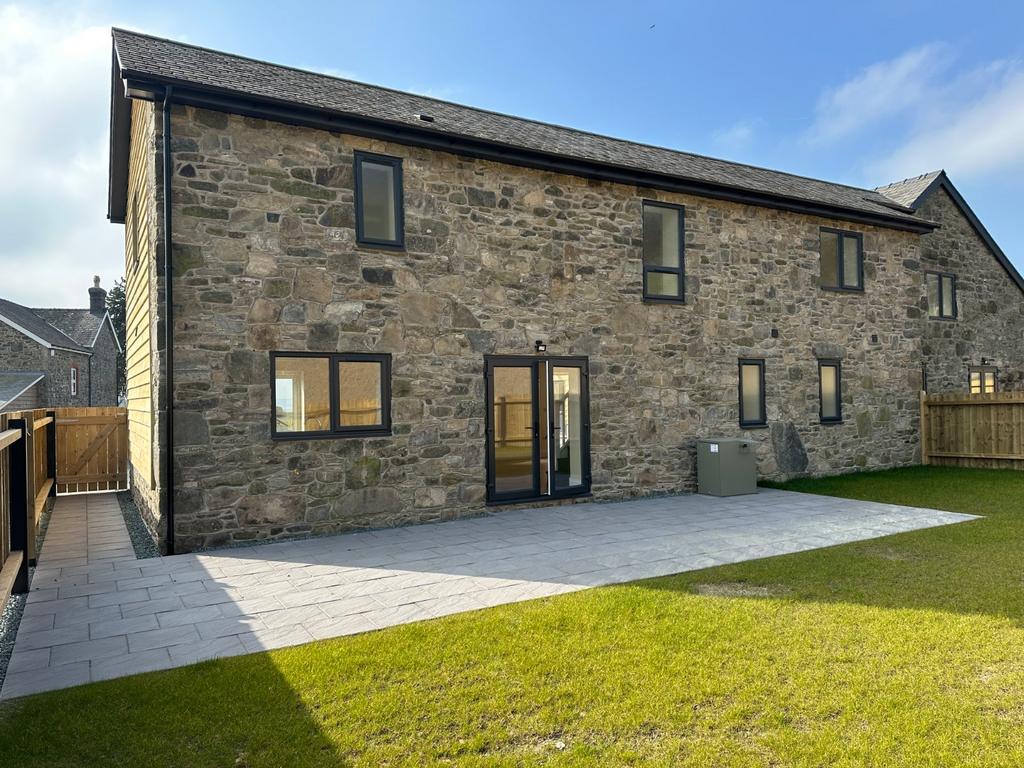 Clatter, Caersws, Powys, SY17 4 bed end of terrace house - £1,500 pcm ...