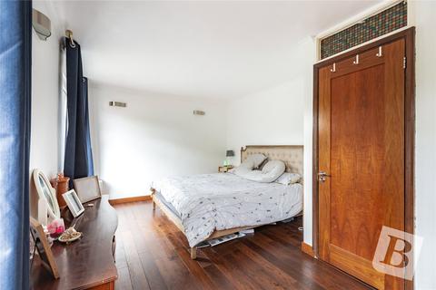 18 Braxteds, Basildon, SS15 6QE
