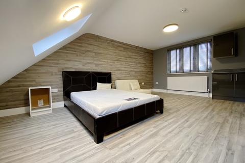 1 bedroom in a house share to rent, The Crossways, Hounslow, TW5