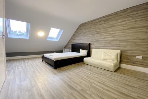1 bedroom in a house share to rent, The Crossways, Hounslow, TW5