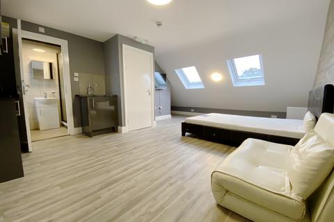 1 bedroom in a house share to rent, The Crossways, Hounslow, TW5