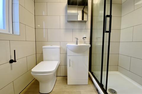 1 bedroom in a house share to rent, The Crossways, Hounslow, TW5