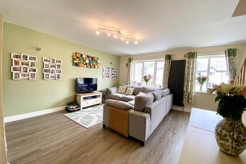 3 bedroom semi-detached house for sale, The Orchards, Brighouse