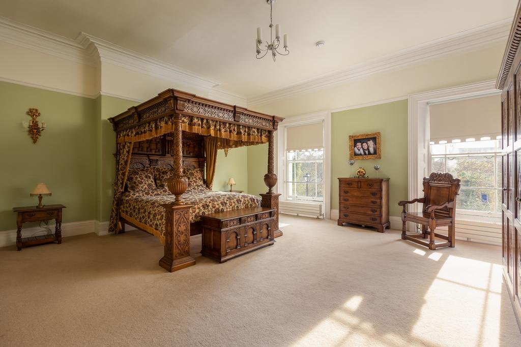 Master Bedroom (Front)