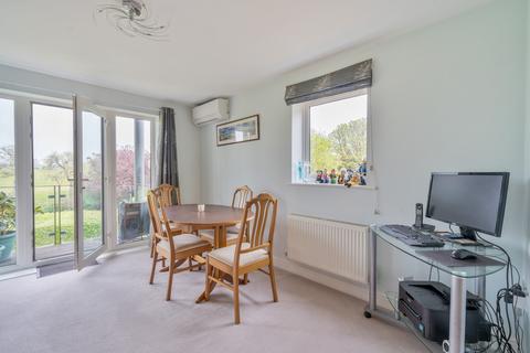 2 bedroom flat for sale, Fairwater Drive, Shepperton, TW17