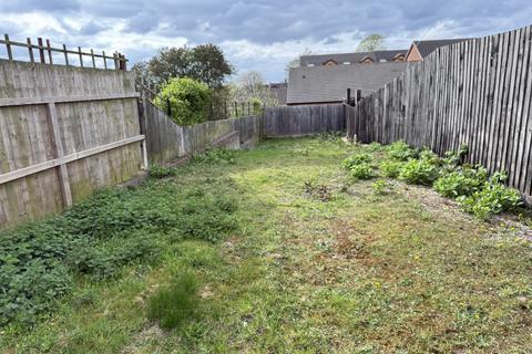 2 bedroom property with land for sale, Land between