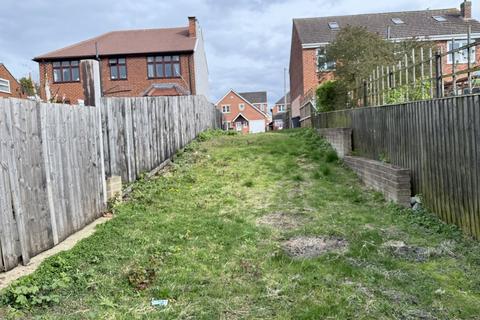2 bedroom property with land for sale, Land between