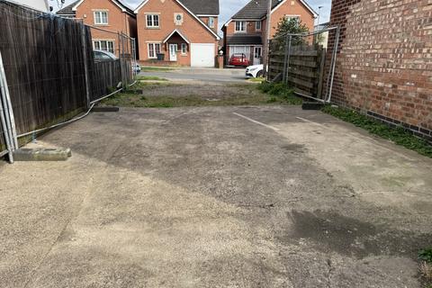 2 bedroom property with land for sale, Land between