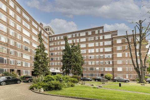 Studio to rent, Balham High Road, London SW17