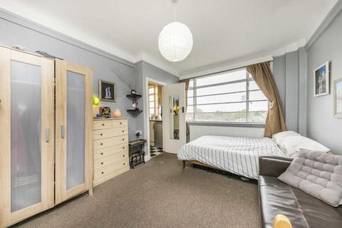 Studio to rent, Balham High Road, London SW17