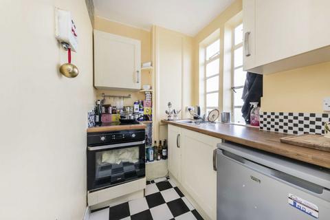 Studio to rent, Balham High Road, London SW17
