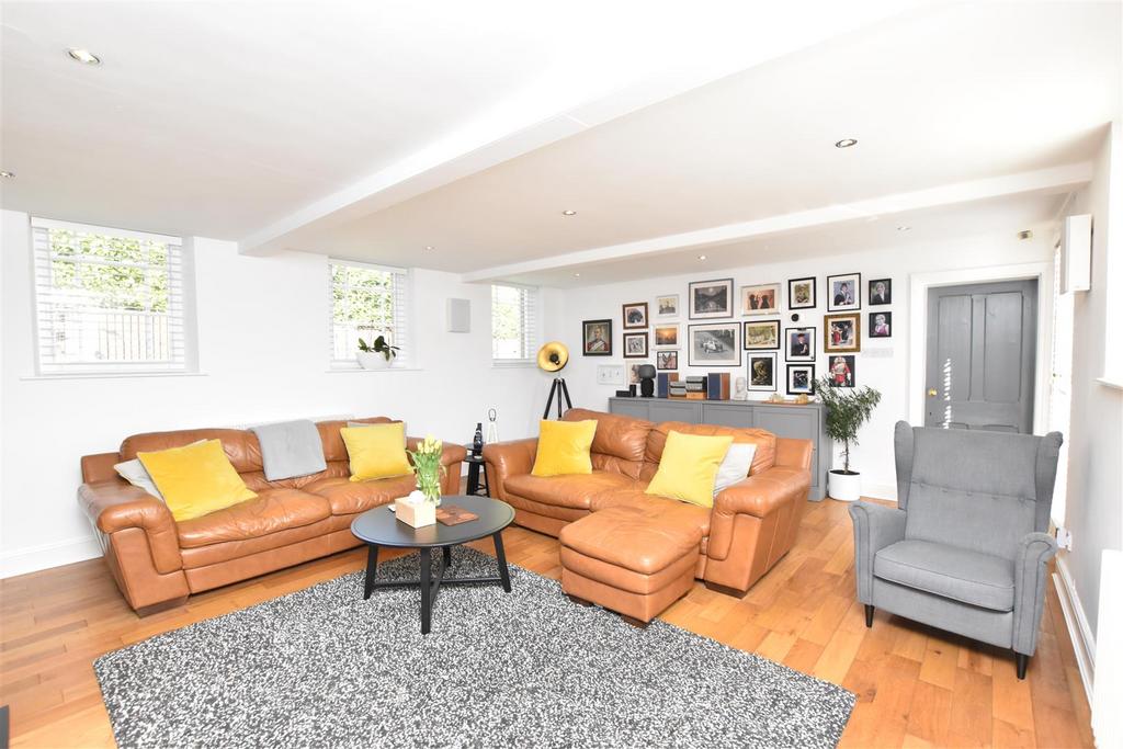 Formal lounge