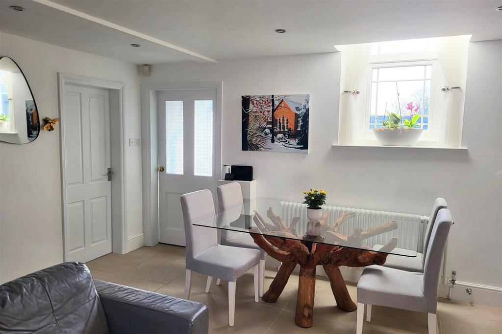 Dining/sitting area