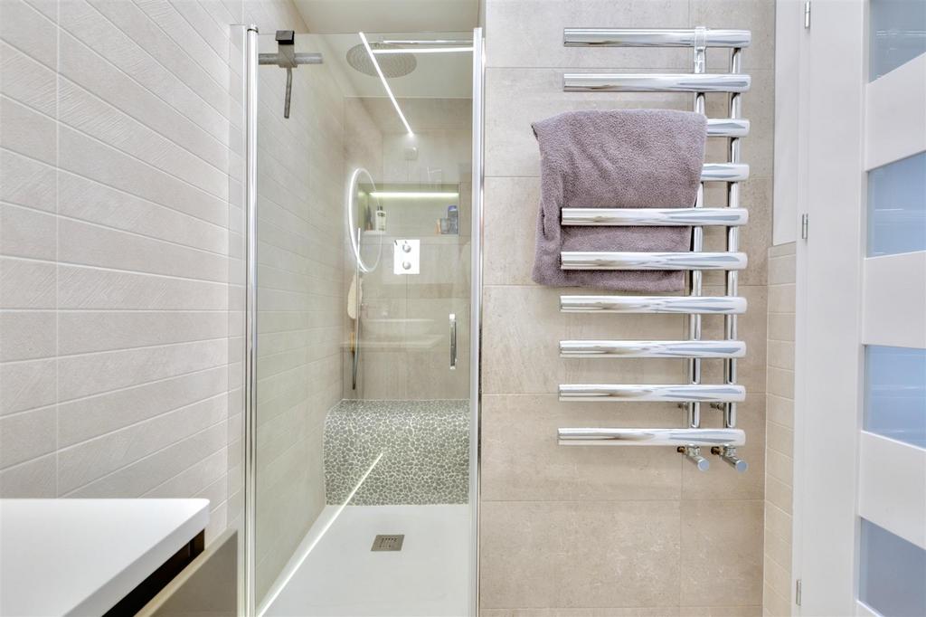 Ensuite 3.jpeg