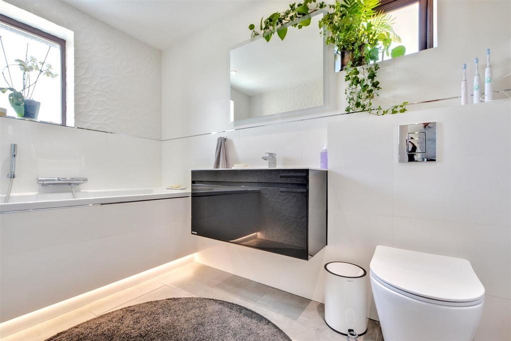 Bathroom 1.jpeg