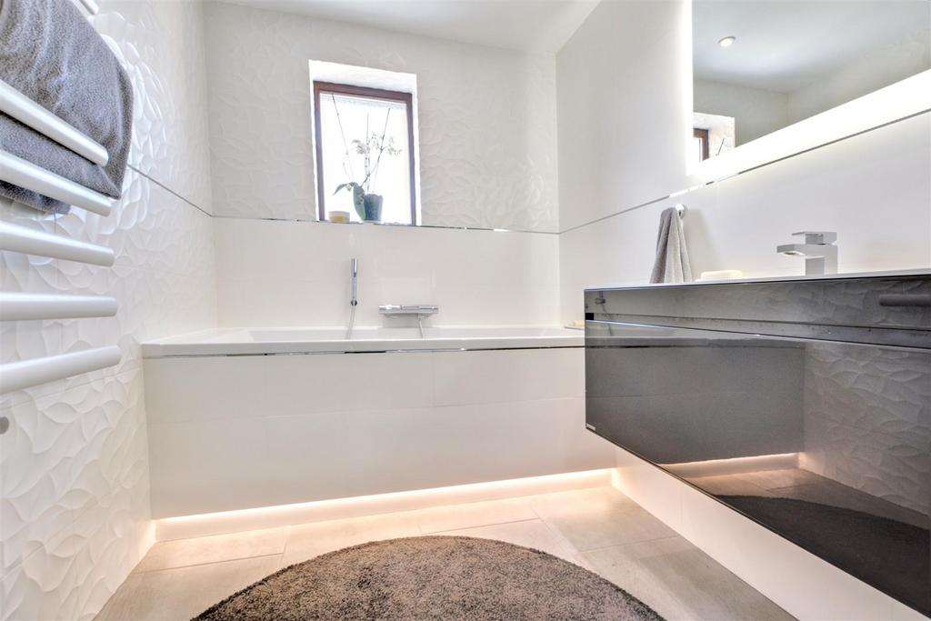 Bathroom 3.jpeg