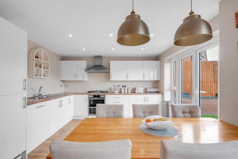 5 bedroom detached house for sale, Sunset Way, Evesham