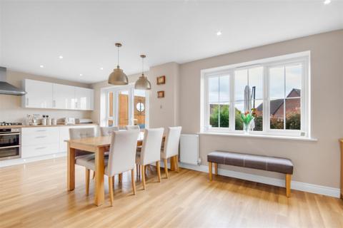 5 bedroom detached house for sale, Sunset Way, Evesham
