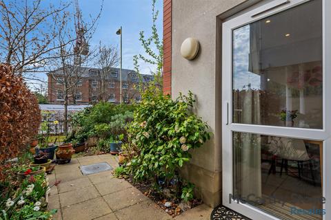 1 bedroom apartment for sale, Farringford Court, Avenue Road, Lymington, Hampshire, SO41 9PA