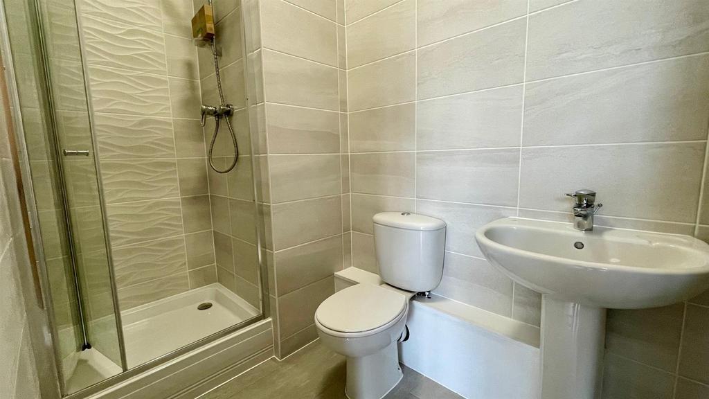 Tiled en suite 3 piece shower room