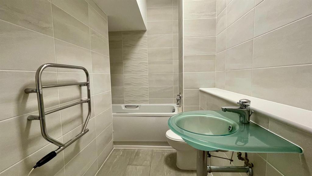 Tiled 3 piece bathroom